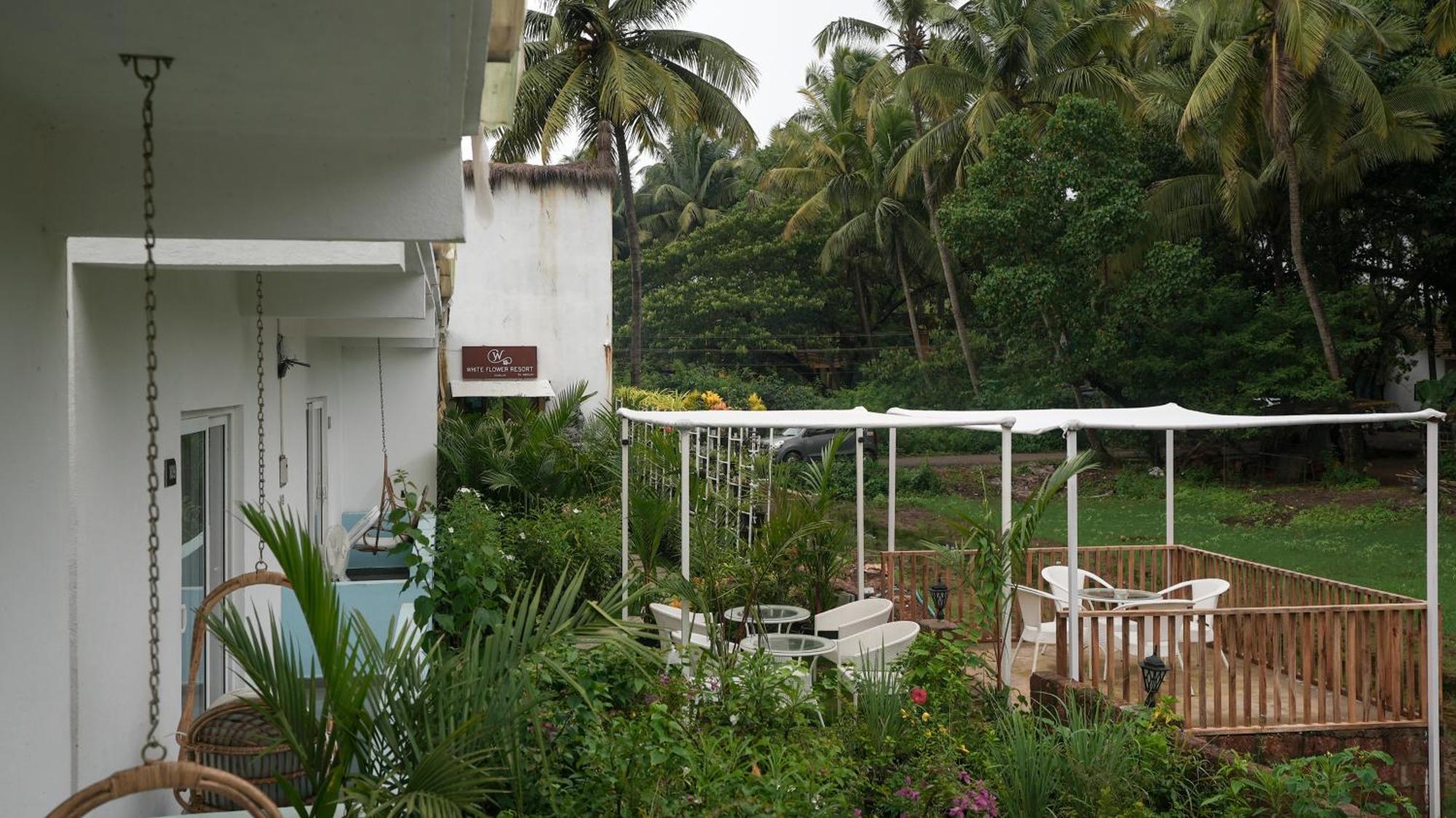 Whiteflower Resort Morjim Exterior photo