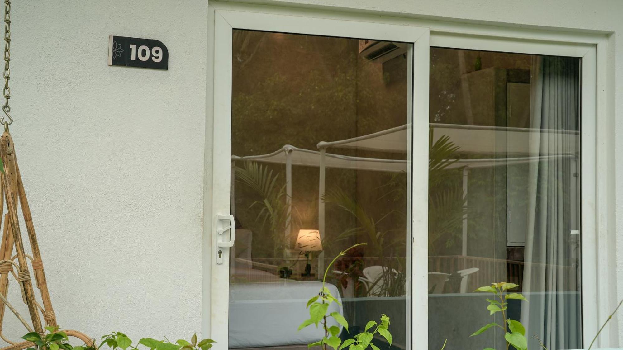 Whiteflower Resort Morjim Exterior photo